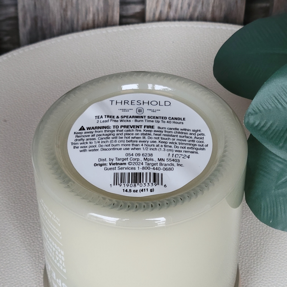 Tea Tree + Spearmint Candle with Wooden Lid - Picture 3 of 4